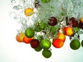 Ovocný peeling s ovocnými kyselinami, díky kterému se obnovují kožní buňky