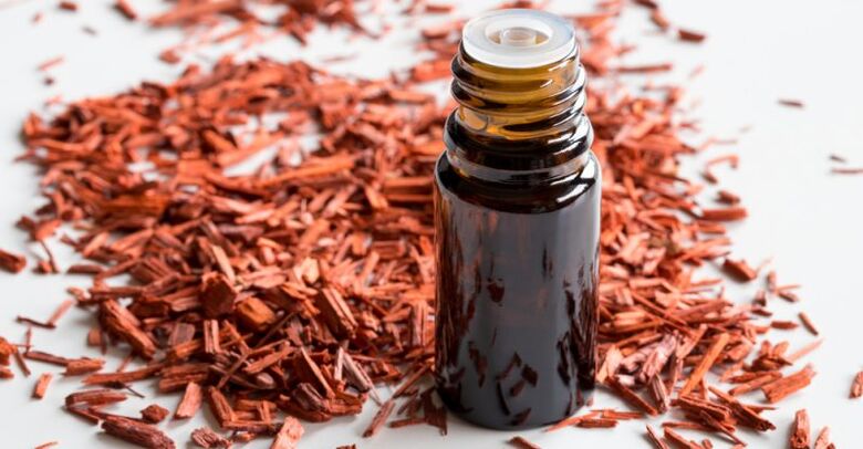 Esenciální olej ze santalového dřeva obnovuje rovnováhu vlhkosti v pokožce