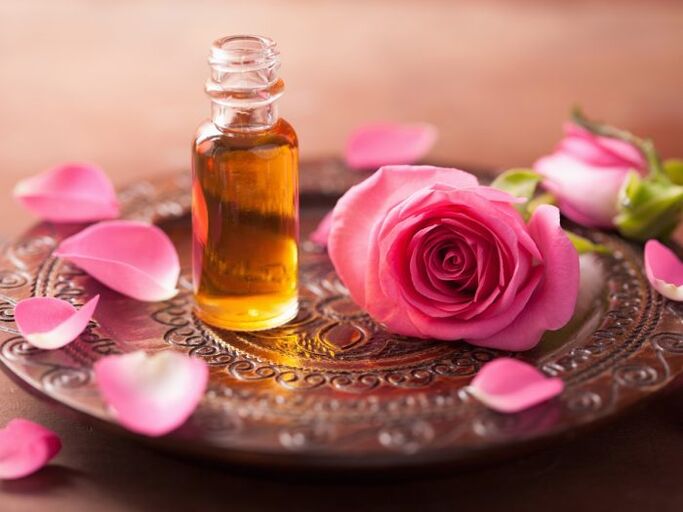 Růžový olej může být zvláště prospěšný pro obnovu kožních buněk. 